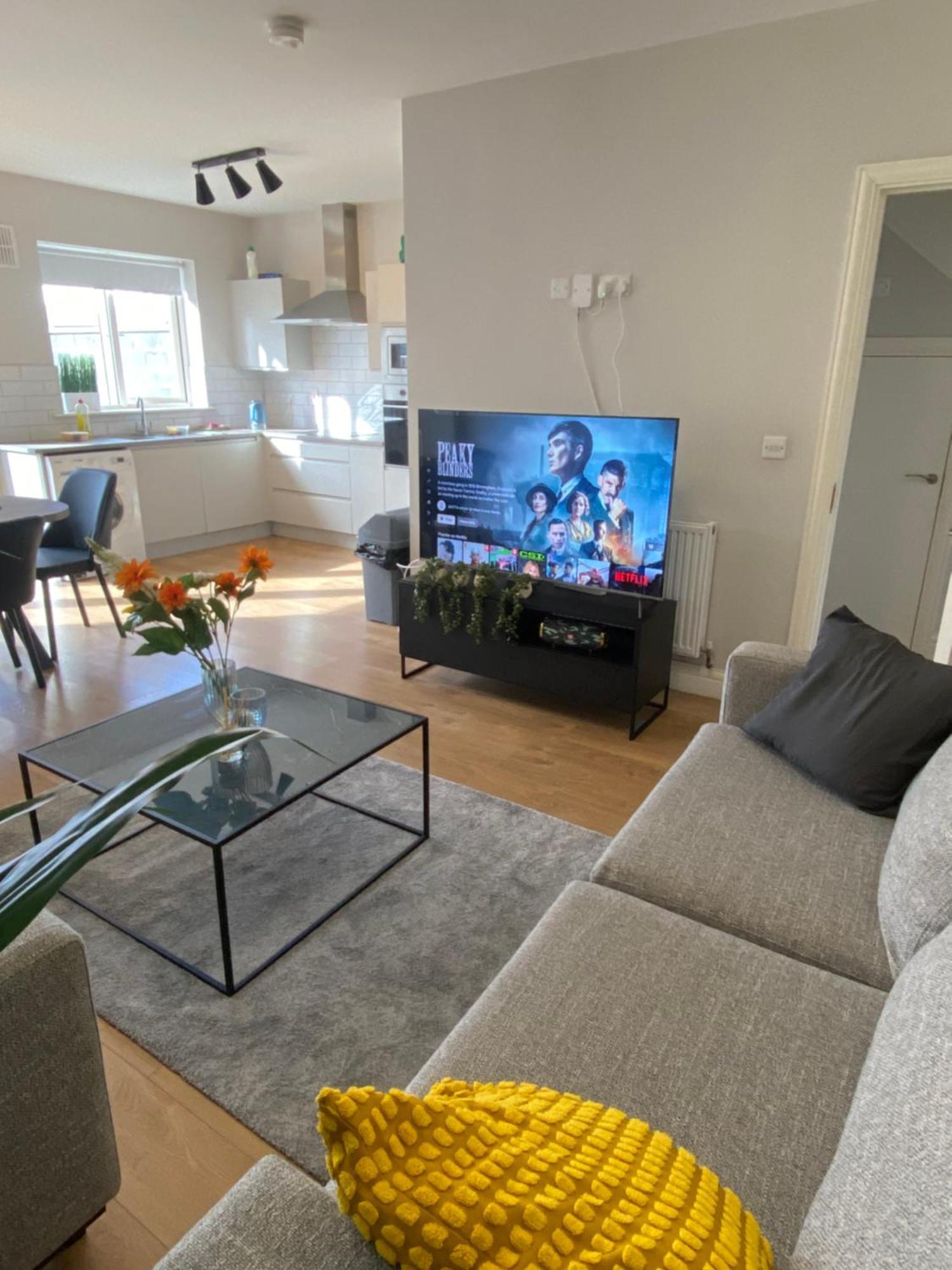 Extra Large Room In New House At Citywest Dublín Exterior foto