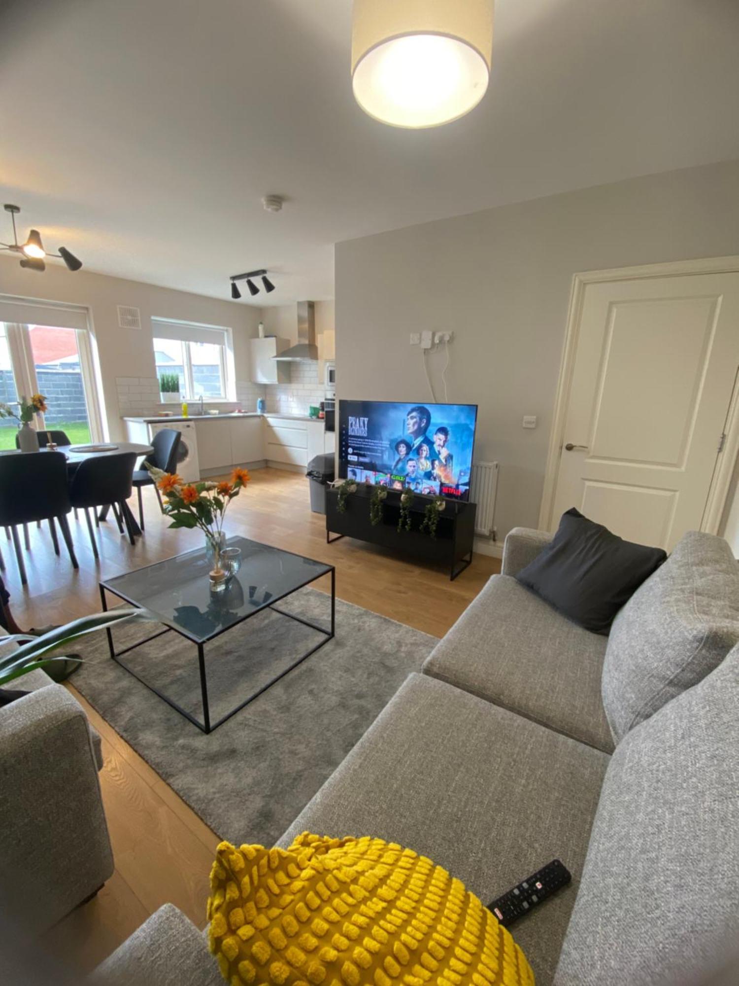 Extra Large Room In New House At Citywest Dublín Exterior foto